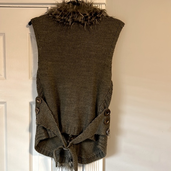 Adorable sweater vest with faux fur trim ladies size small - Picture 2 of 4